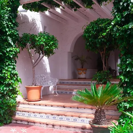 Halo - Blissful Spanish Retreat With Balcony And Pool Apartment