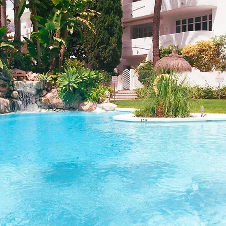 Halo - Blissful Spanish Retreat With Balcony And Pool